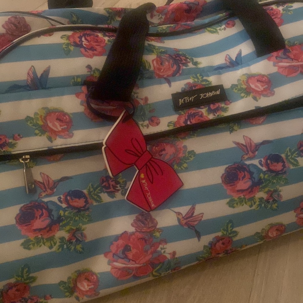 🎀 Airport luggage Betsey Johnson Weekender Roller Carry on Pink Floral Travel - Picture 3 of 9